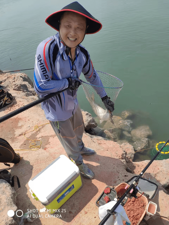 如何海钓鲻鱼视频(海钓鲻鱼的技巧及饵料配方转)