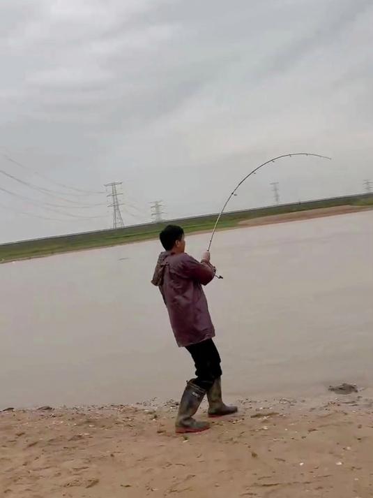 北方春天钓鳊鱼技巧(初春钓鳊鱼用什么饵料)