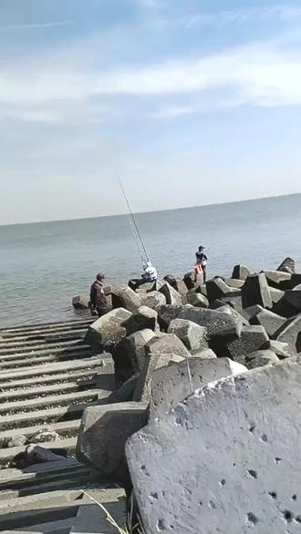 岸边路亚海钓(路亚海岸钓视频)