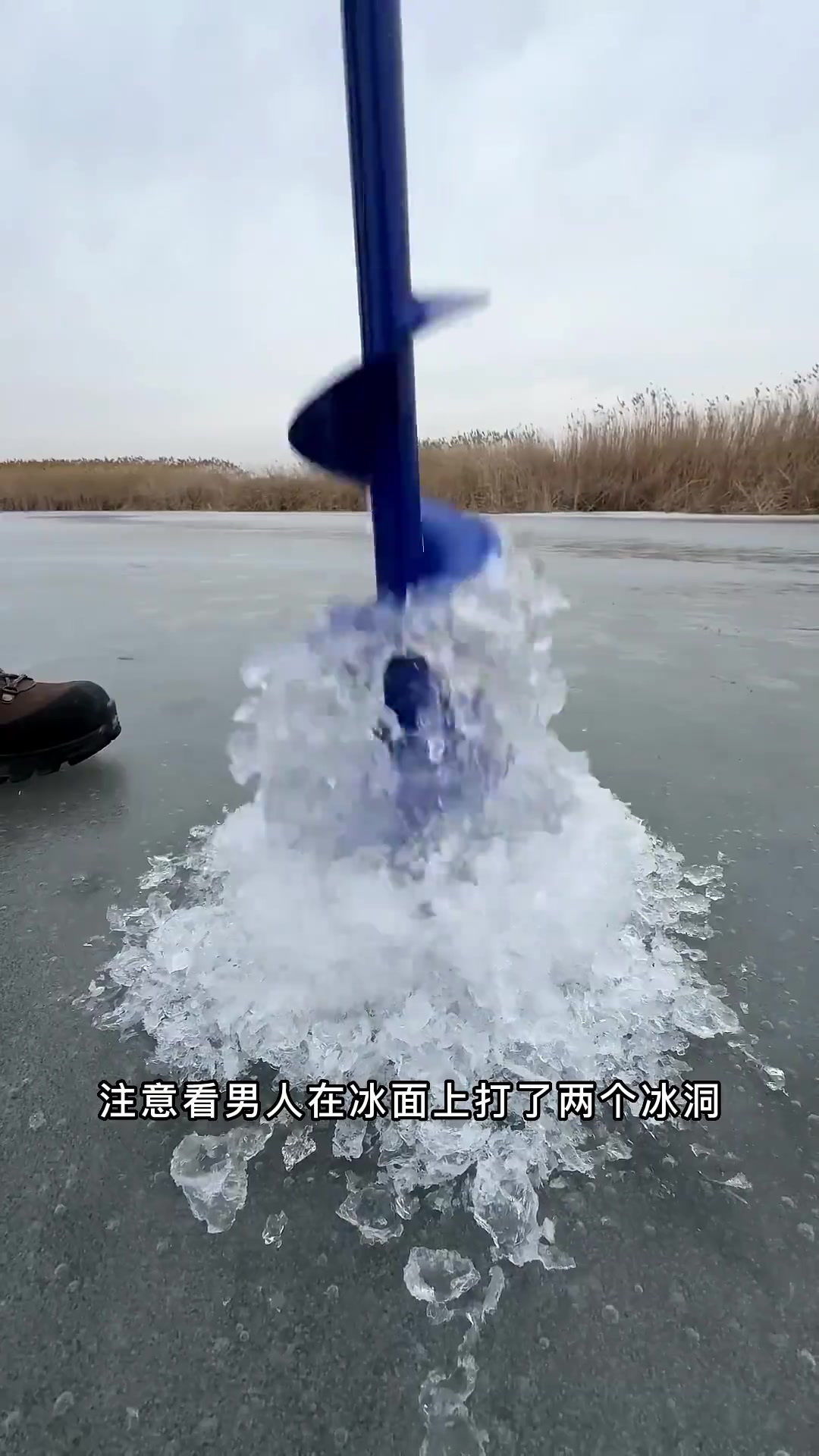 水库冰洞钓鱼技巧(冰洞钓鱼视频)
