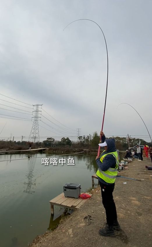 冬季鱼塘夜钓鱼技巧视频(冬天鱼塘钓鱼用什么饵料好)