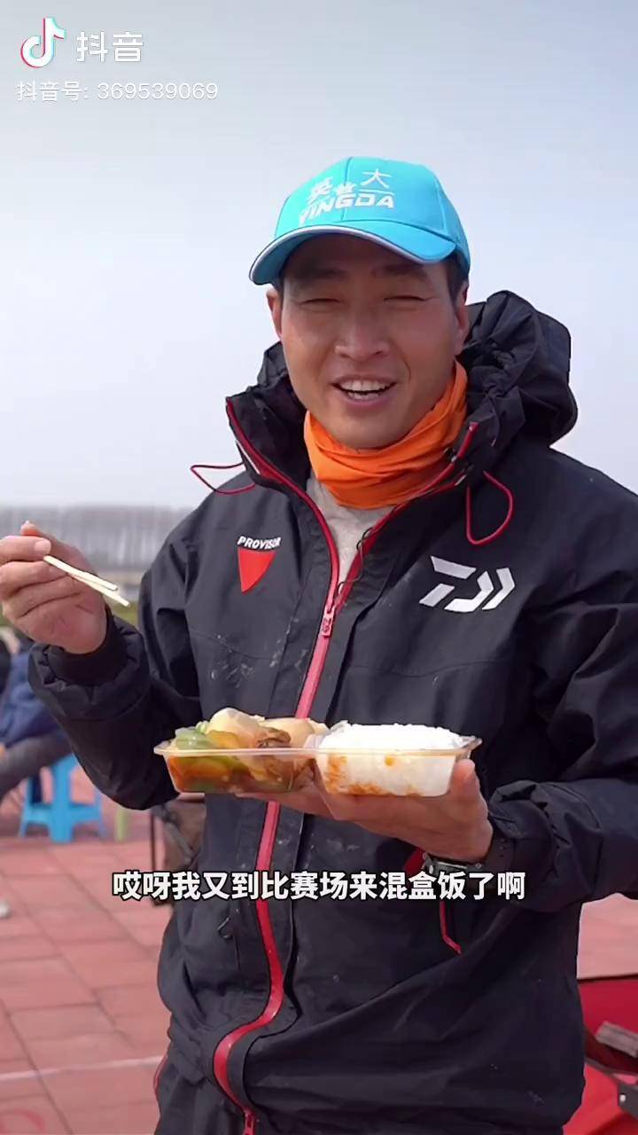 盒饭翻板钓鱼技巧(盒饭钩钓鱼技巧视频)