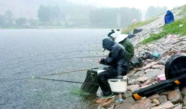 下雨前阴天钓鱼技巧(下雨天前适合钓鱼吗)