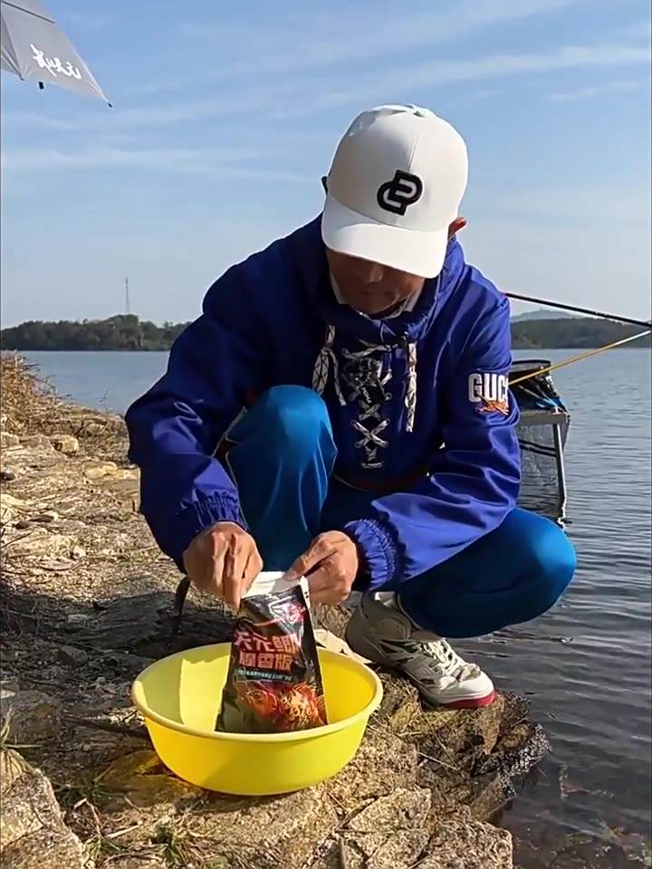 邓刚钓鲤鱼饵料(钓鱼大师邓刚钓鲫鱼视频)