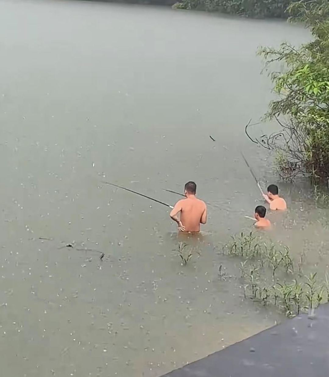 雨天野钓经验技巧(雨天野钓钓深还是钓浅)
