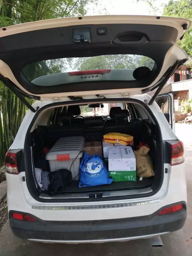 后备箱放渔具味道(车后备箱放鱼了,有股臭味 怎么祛除)