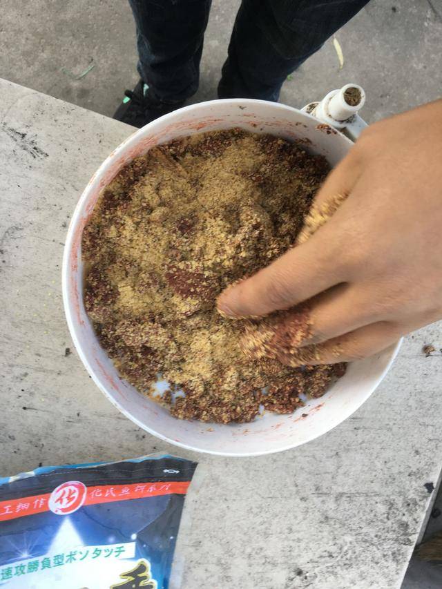 猪血打窝钓鱼技巧(猪血怎么打窝钓黄刺鱼)