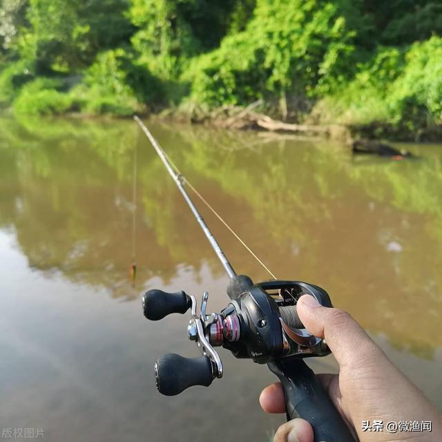 路亚竿水滴轮抛竿姿势(路亚教学水滴轮抛视频入门教程)