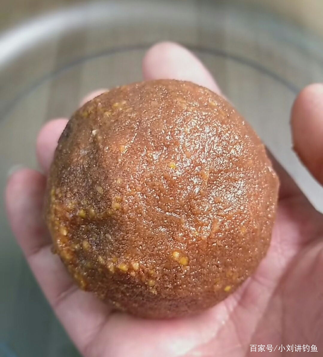 制作饵料钓鲤鱼(自己制作钓鲤鱼饵料配方)