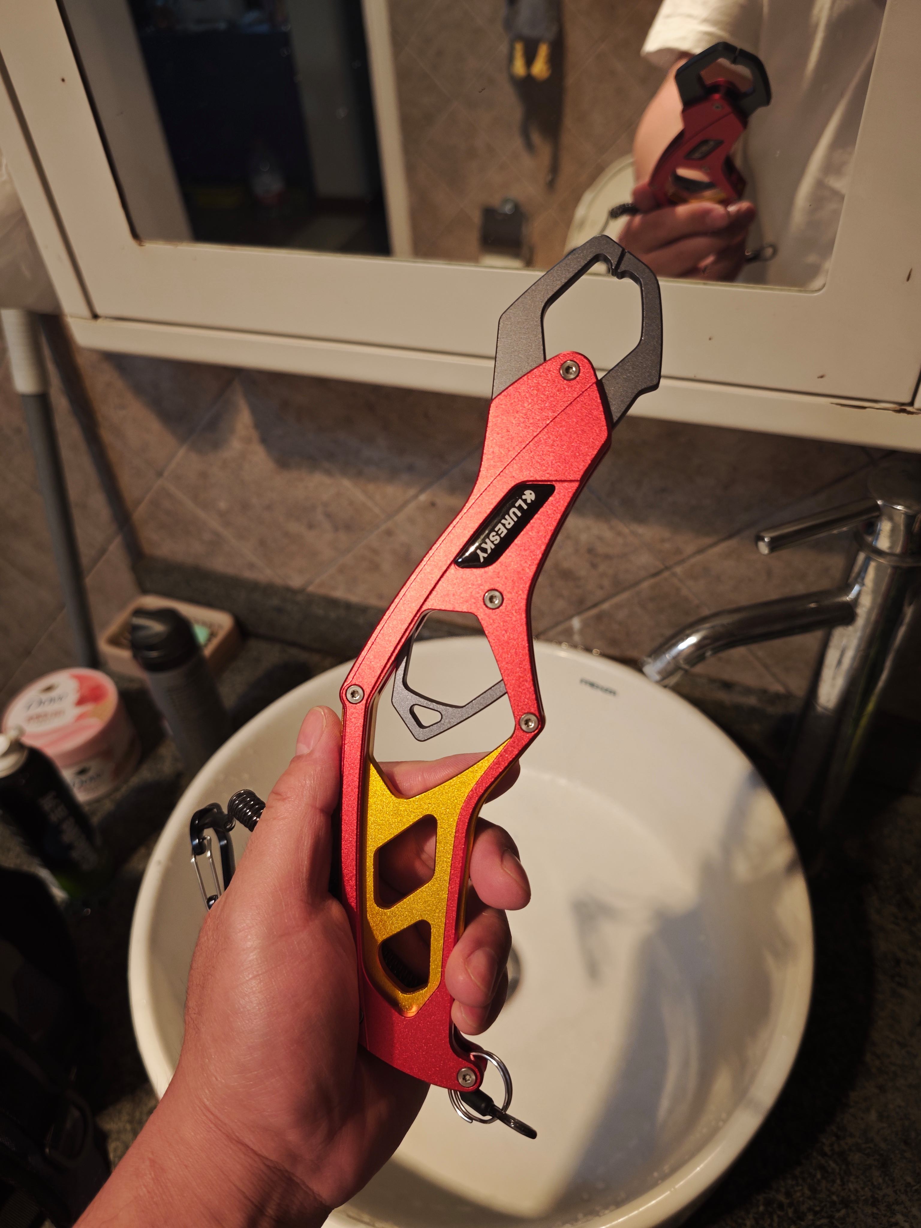 什么牌子的路亚钳好(路亚钳直嘴好还是鹰嘴的好)