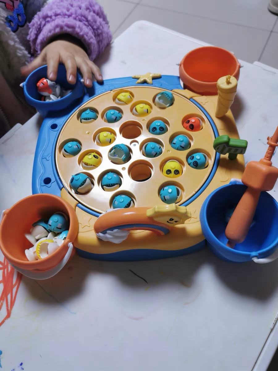 小孩子钓鱼渔具玩具(小孩钓鱼玩具图片大全)