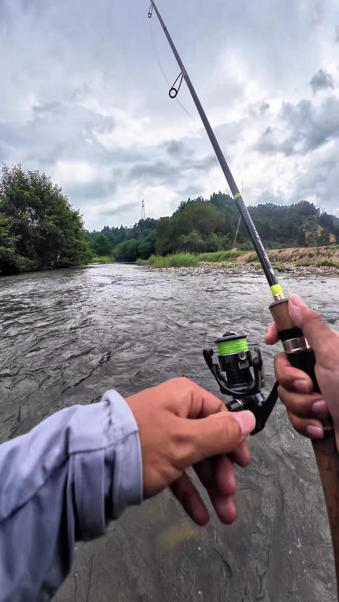站桥上的路亚钓鱼视频(桥上路亚用什么饵) 站桥上的路亚钓鱼视频(桥上路亚用什么饵)