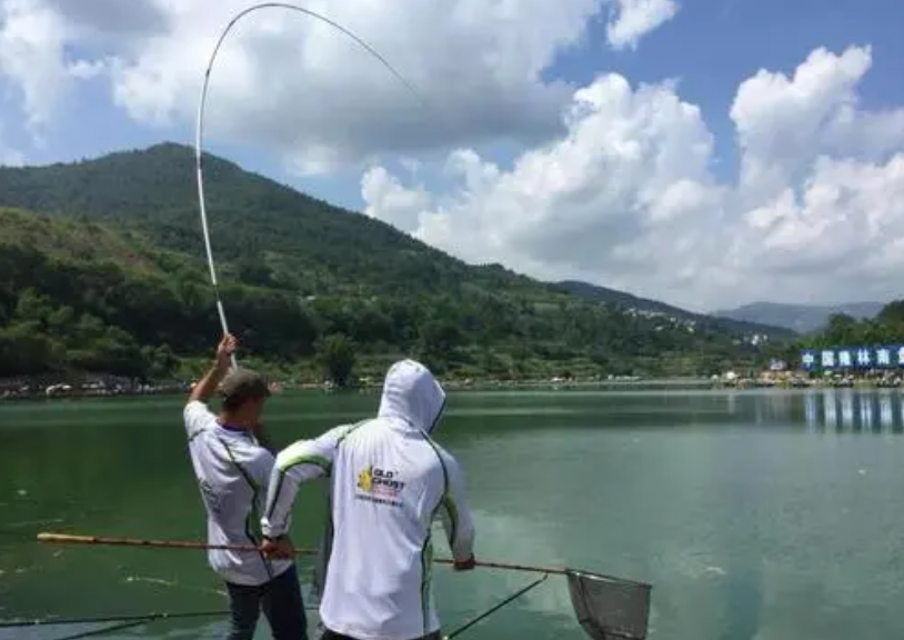 河边溜鱼技巧(河边钓鱼的技巧)