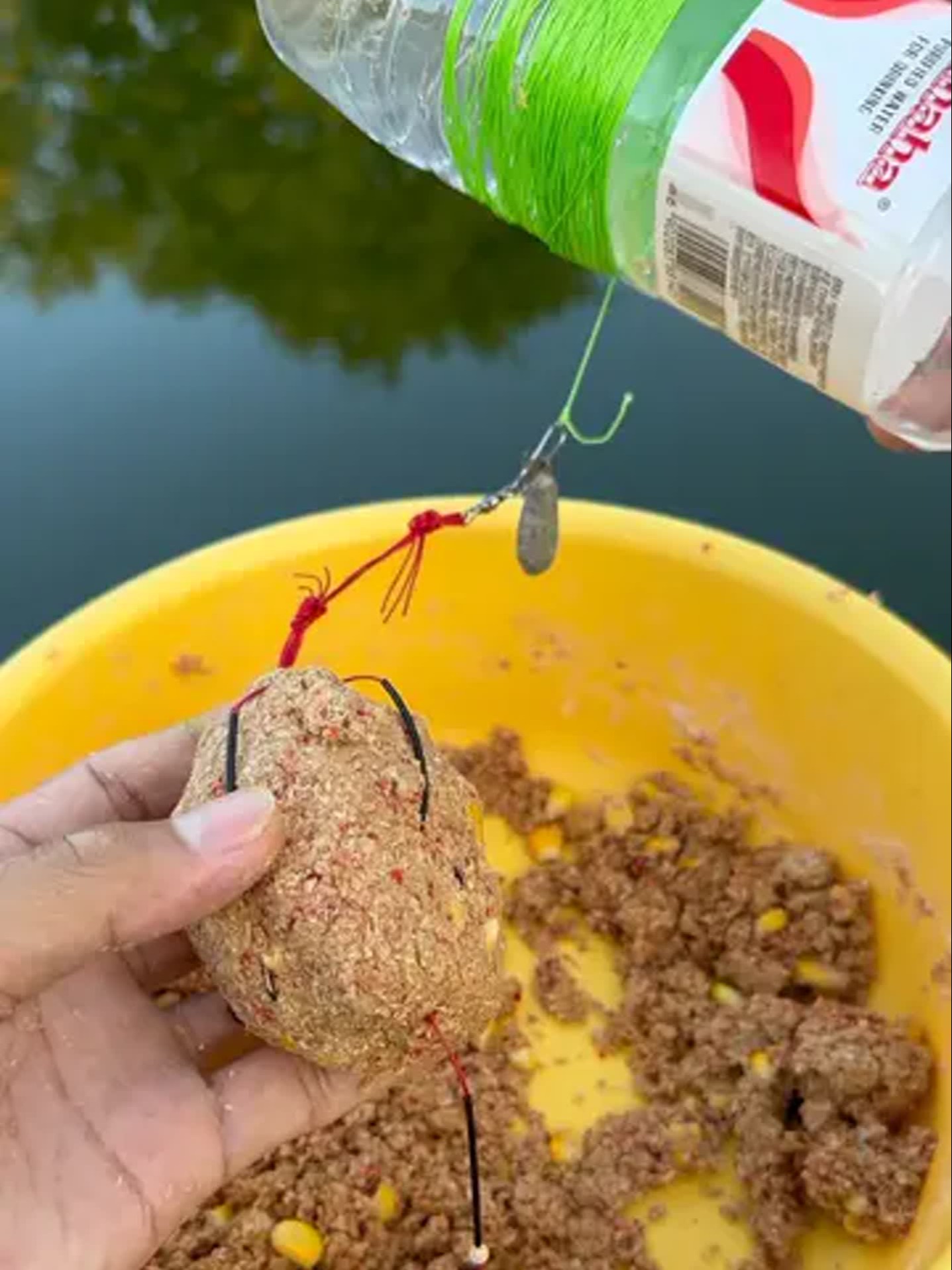 方块料爆炸钩钓鱼技巧(方块料爆炸钩怎么挂视频教学)