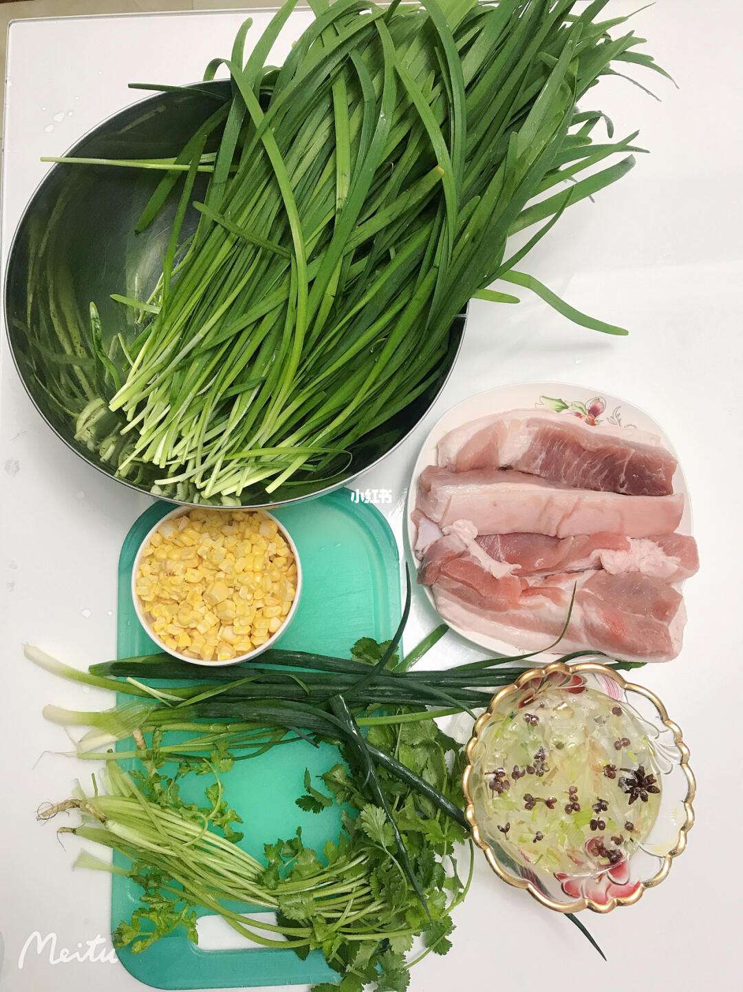 韭菜玉米饵料(韭菜和玉米哪个钓草鱼好用)