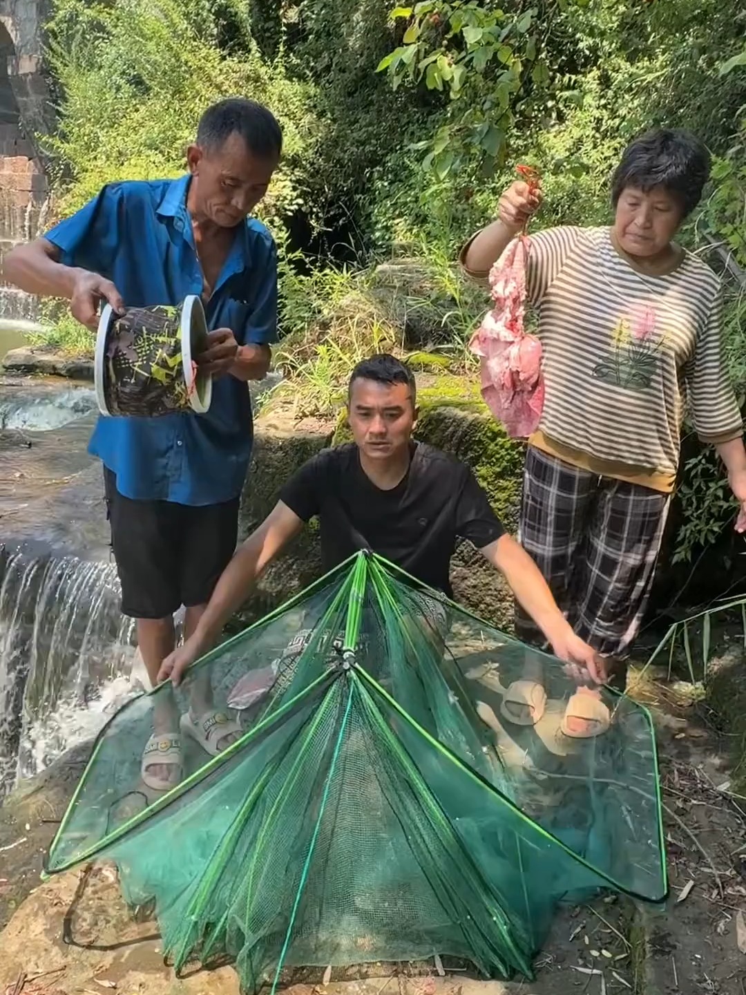 用渔网捞虾技巧视频(用渔网捞虾技巧视频讲解)