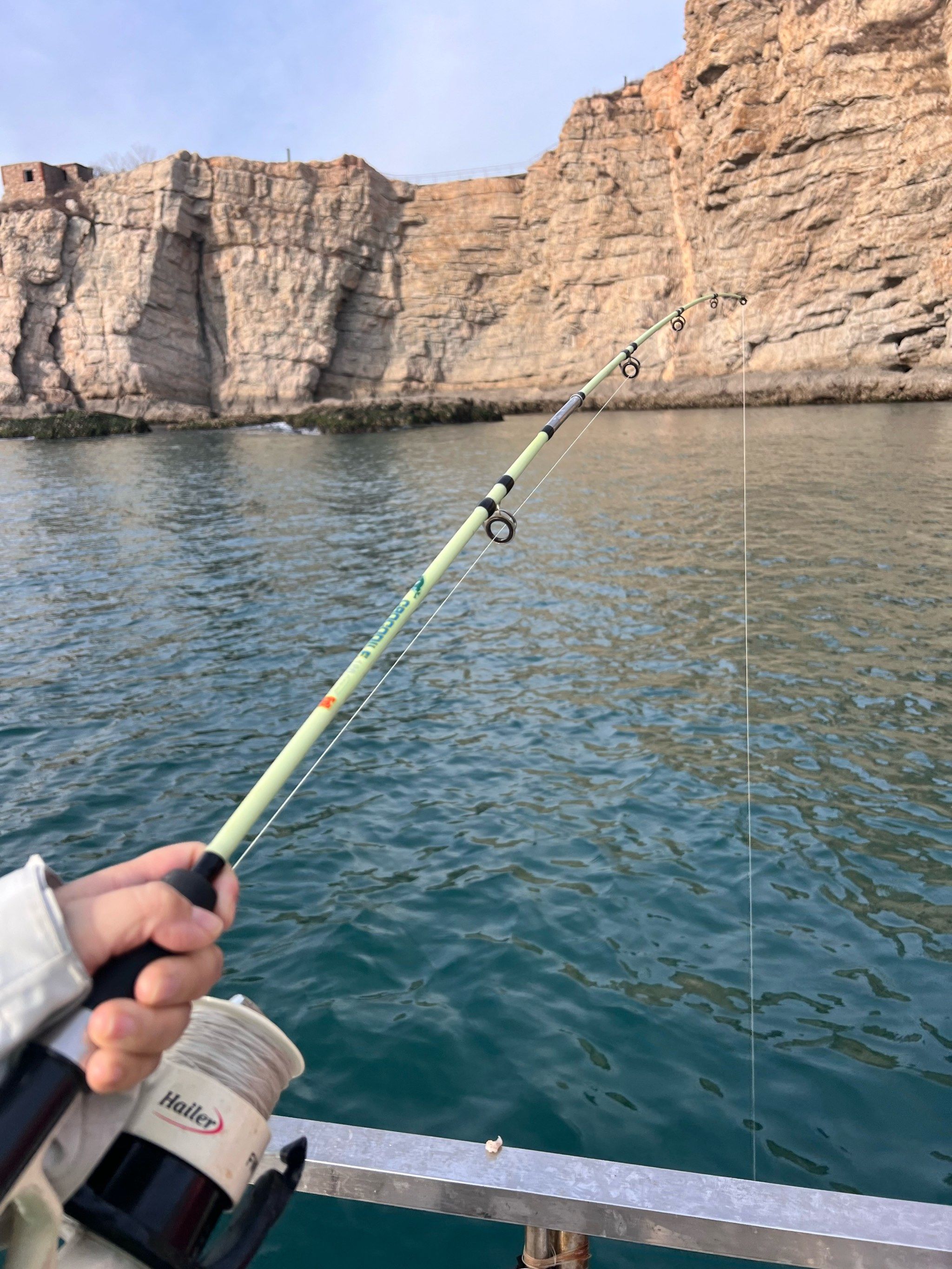 岸边海钓单钩(岸边海钓用多大的鱼钩)