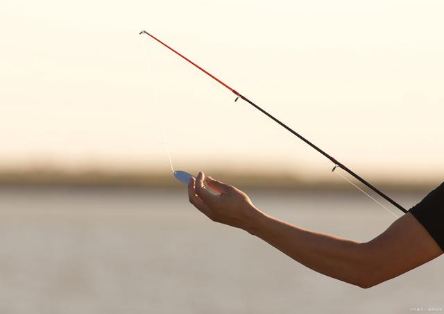 钓鱼摔抛竿技巧视频(钓鱼摔抛竿技巧视频教程)