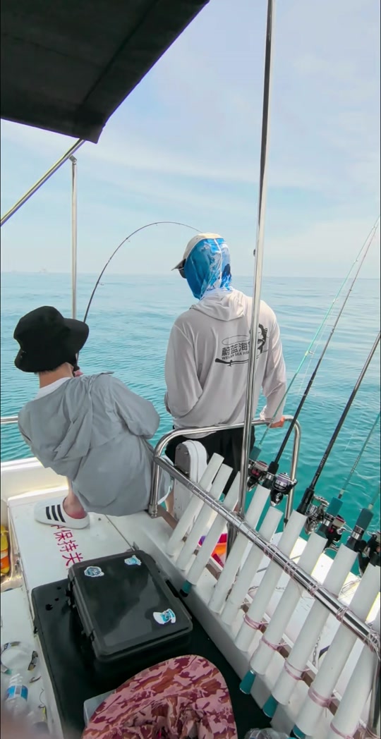 海钓鱼钓人视频(海钓鱼视频野钓实战大鱼)