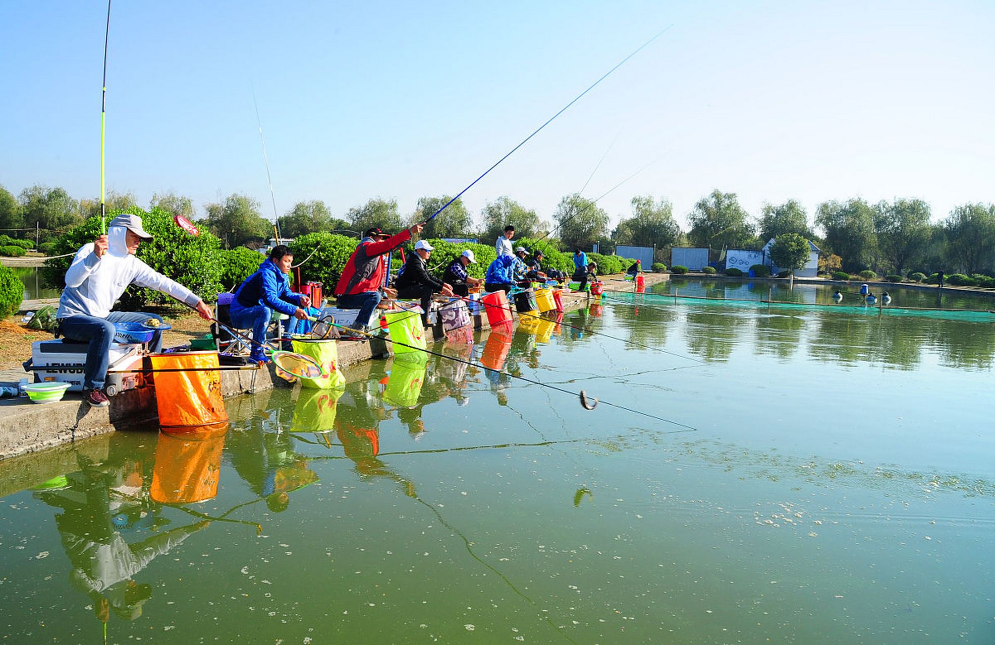 人在鱼池钓鱼技巧(在鱼池钓鱼哪个位置最好?)