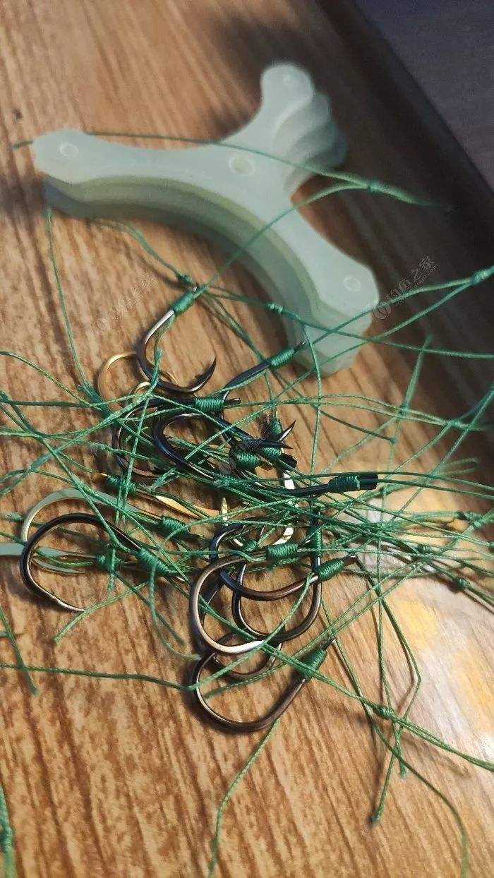 流水打翻板技巧(流水翻板钩怎么钓鲢鳙)