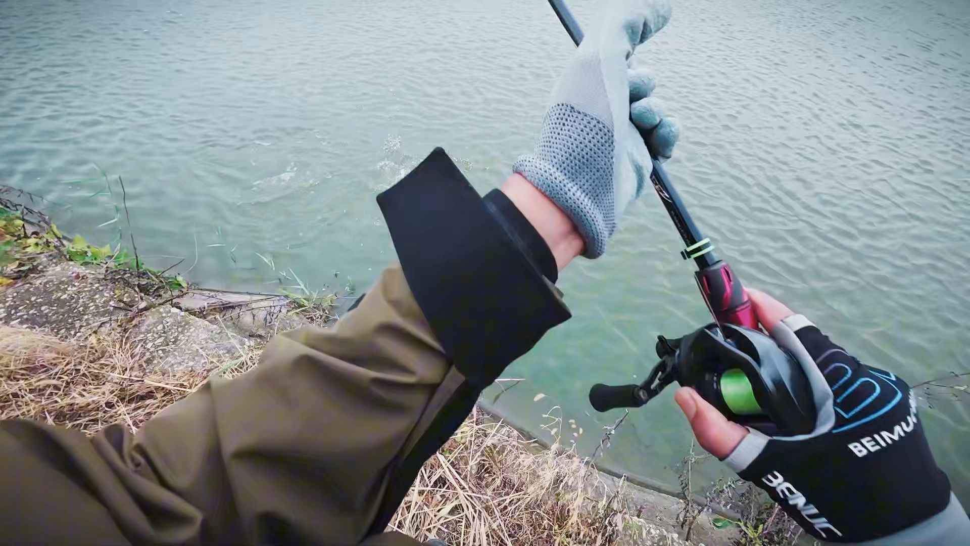 路亚在海边钓鱼视频(用路亚在海边钓鱼的视频)