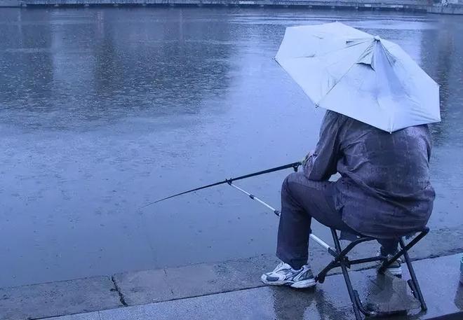 秋雨中钓鱼技巧(秋季雨中钓鱼技巧)