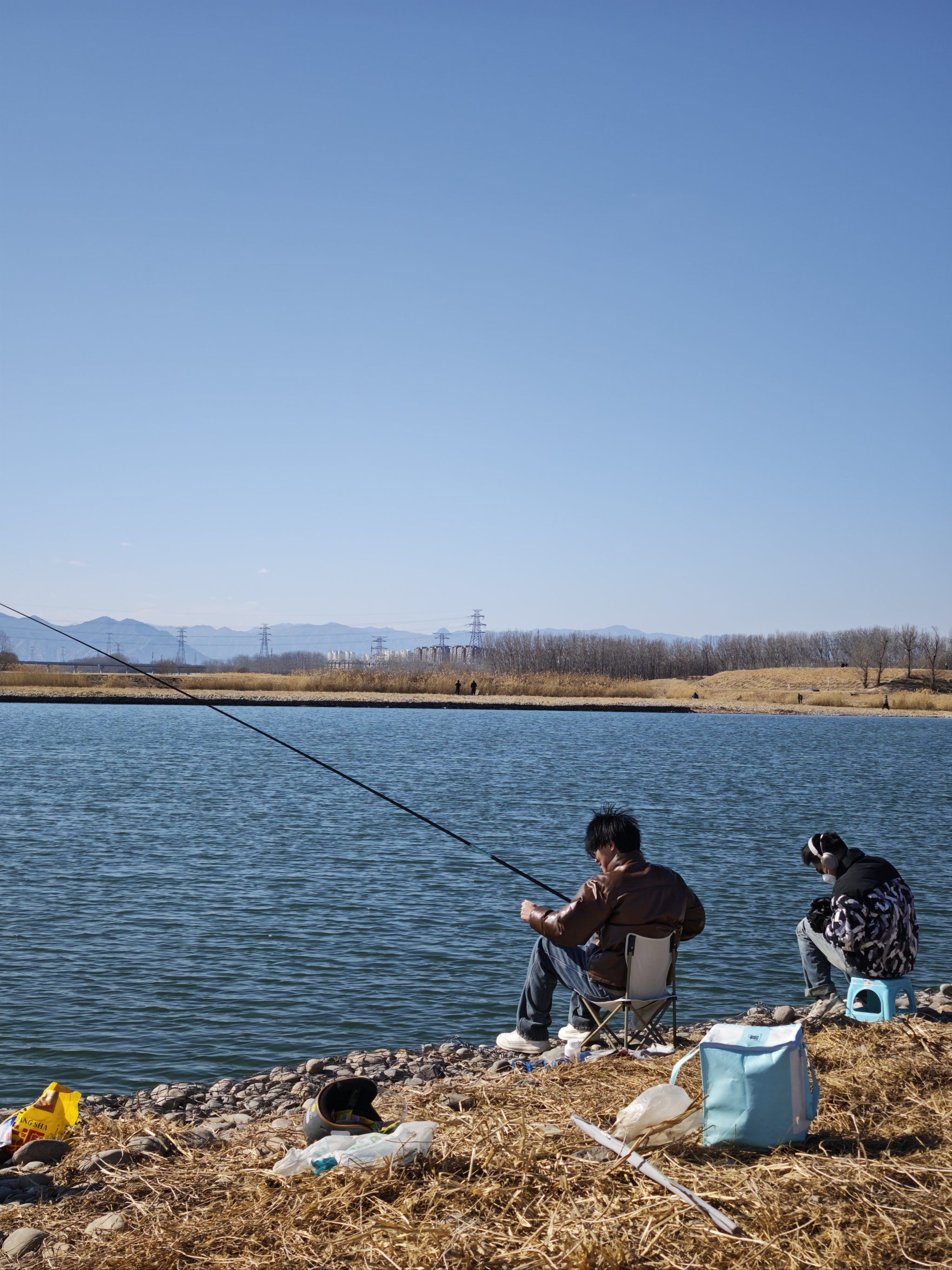 春季水库钓大鲤鱼技巧(春季水库野钓鲤鱼经典饵料配方)