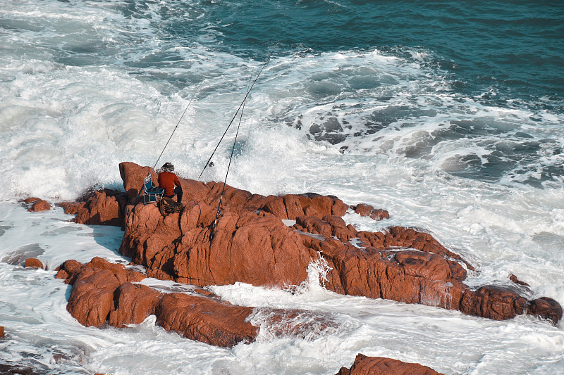 礁石沉底海钓(礁石底怎么钓不容易挂钩)