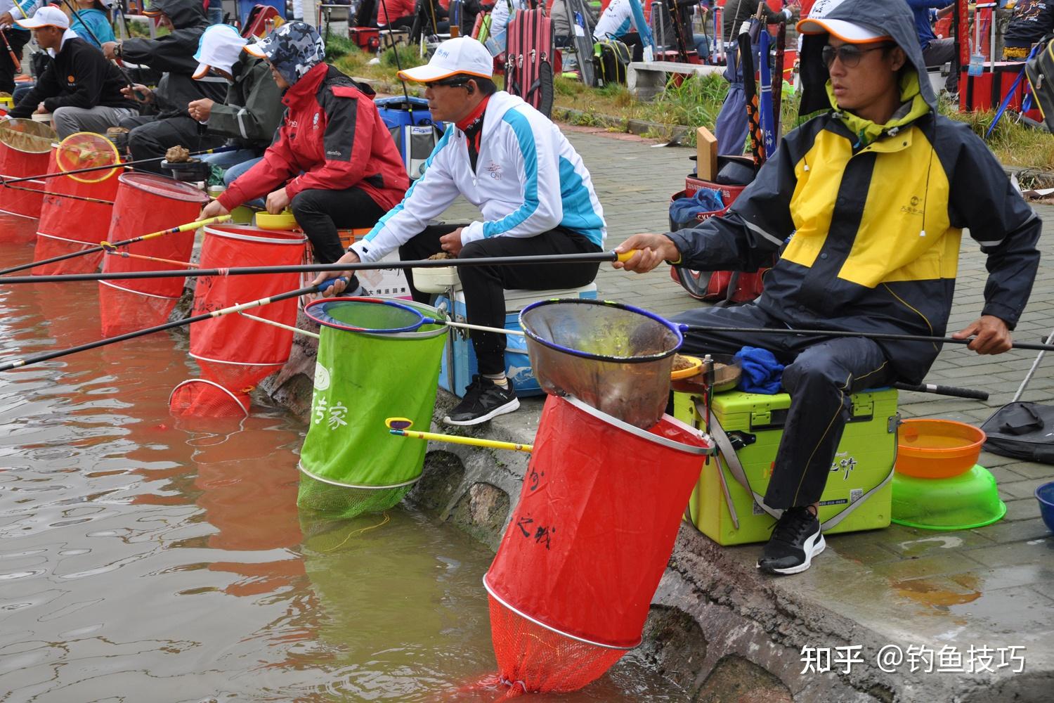 雨天掉黑坑技巧(雨天钓黑坑用多长的杆子)