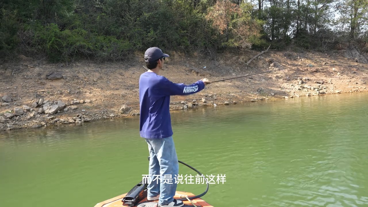 路亚下抛技巧视频(新手路亚抛竿饵往下)