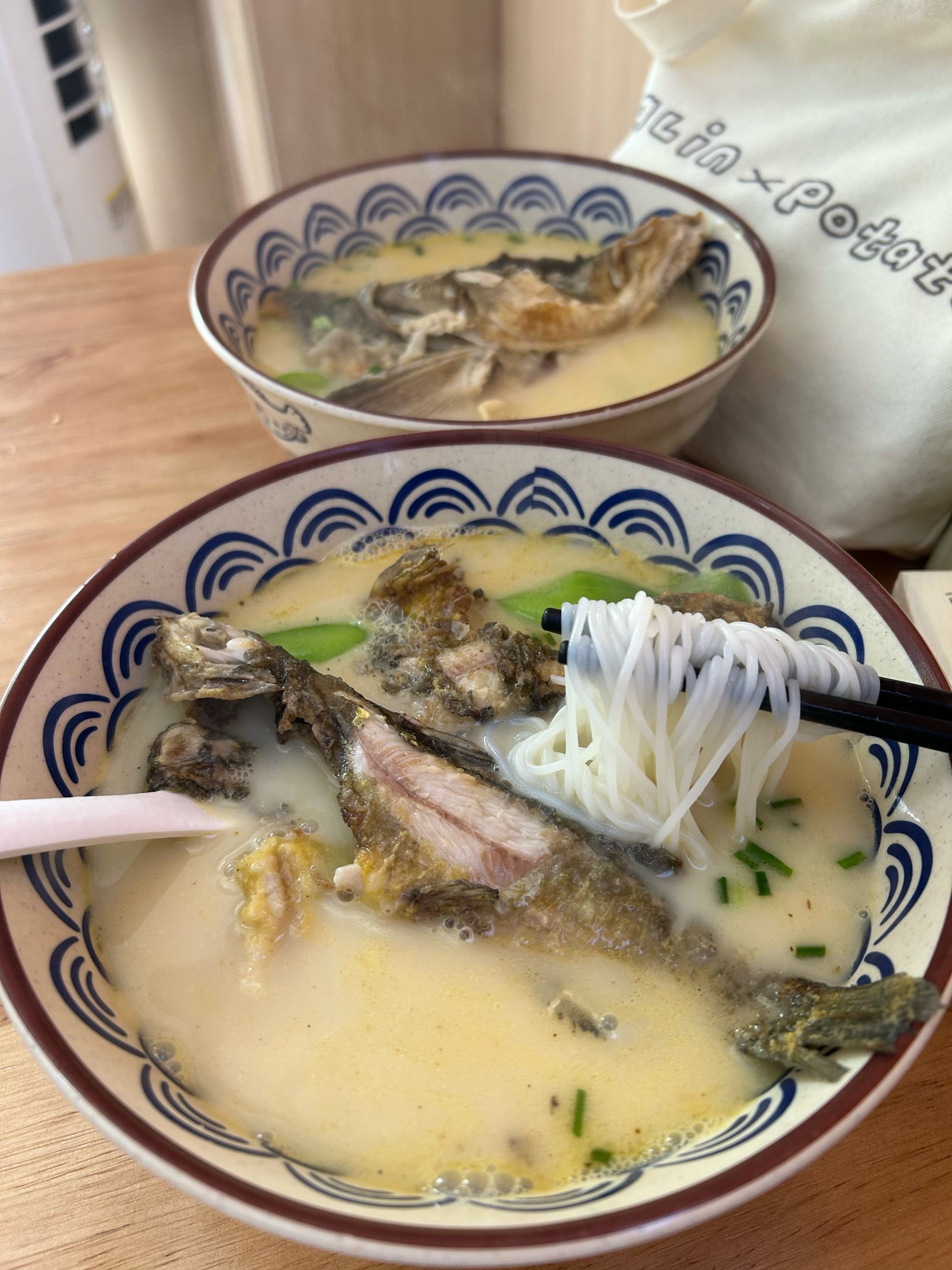 白面配制鱼饵料(自己用白面做鱼饵最简单方法)