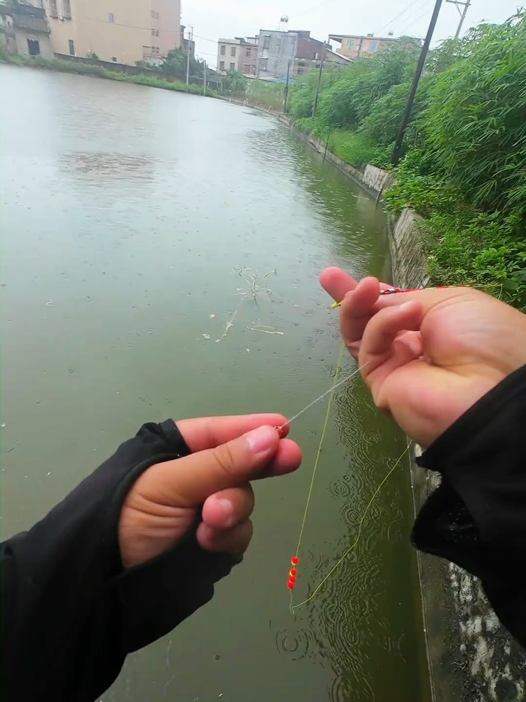 阴雨天钓鱼技巧视频(阴雨天钓鱼的三大绝招)