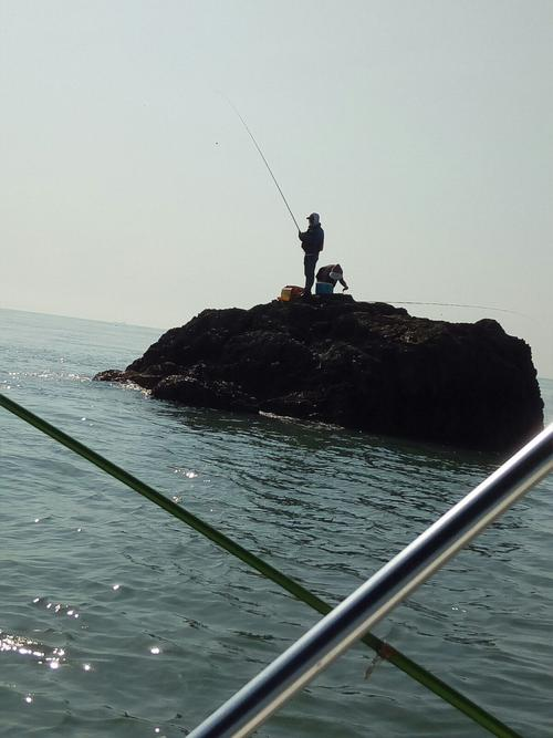 傍晚海钓(海边晚上钓鱼的最佳时间是什么时候)