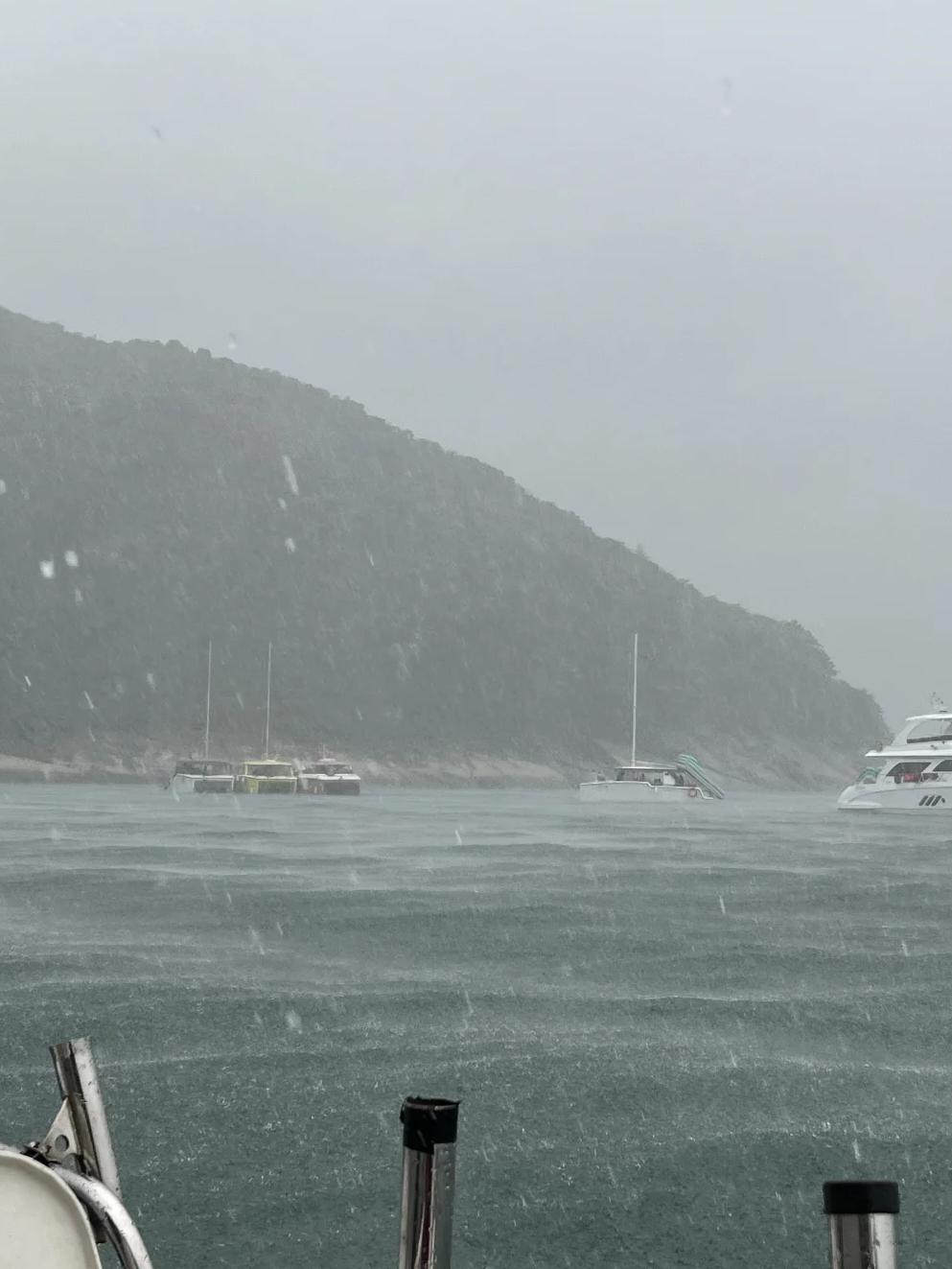 雨天合适海钓(雨天海边能钓到鱼吗)