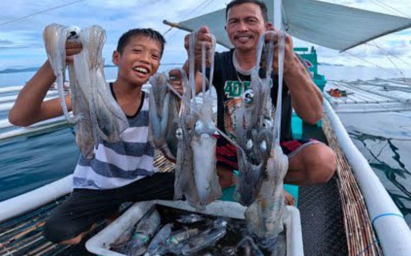 远海钓鱿鱼(出海钓鱿鱼视频)