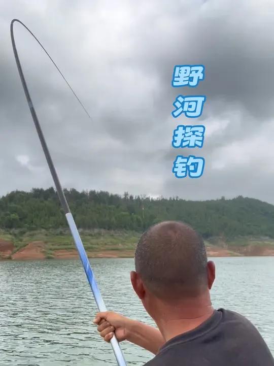 春天下雨江河钓鱼技巧(春天下雨钓鱼钓远还是钓近)