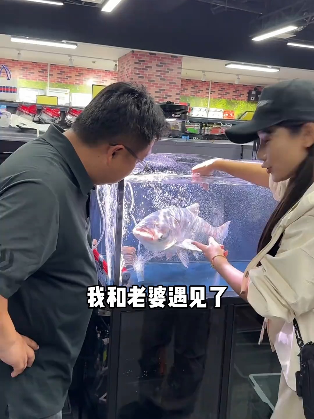 渔具店老板的辛酸(渔具店老板娘绑钩图片)