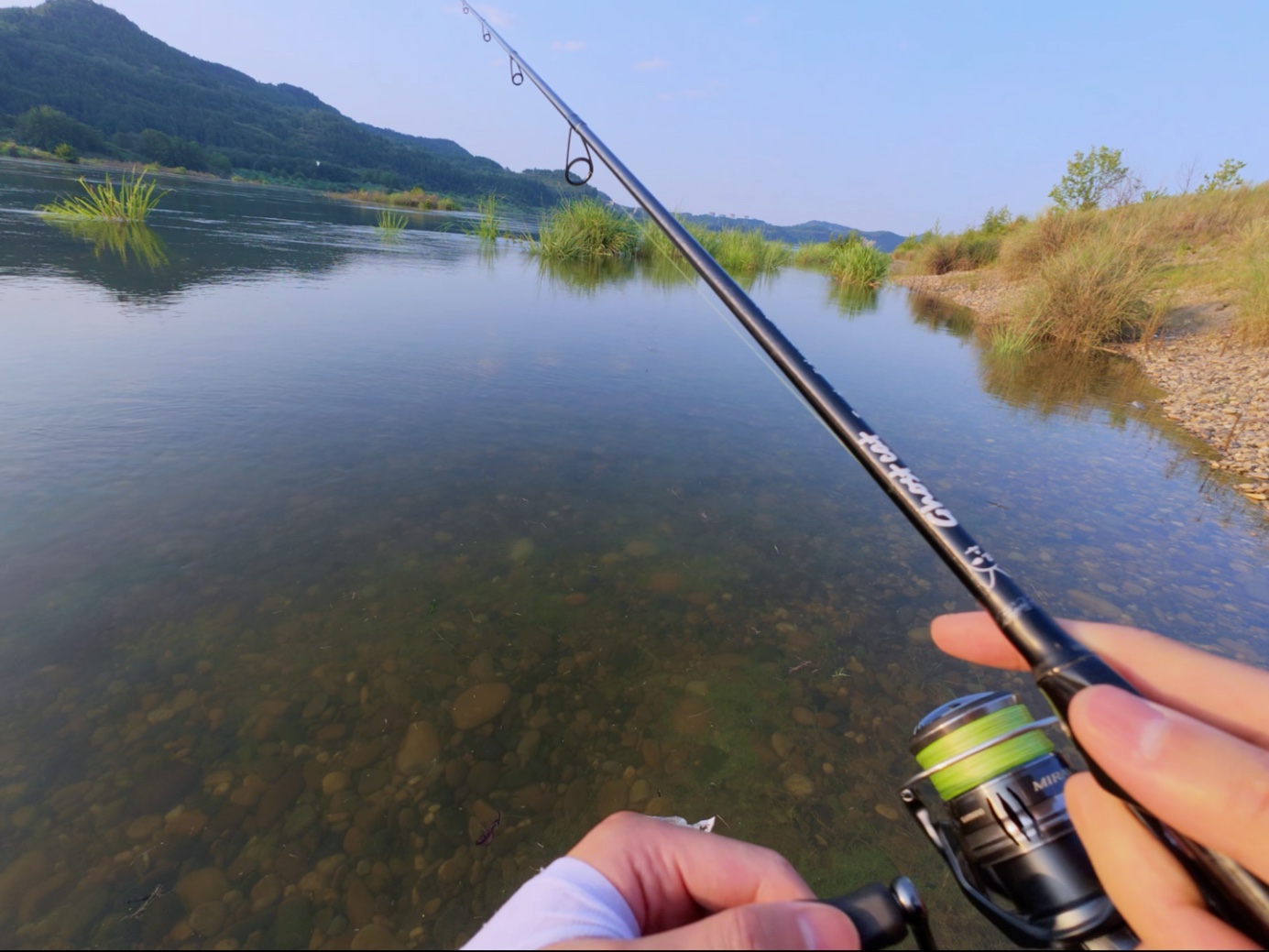 夏季涨水好钓鱼技巧(夏季涨水钓鱼钓深还是钓浅)
