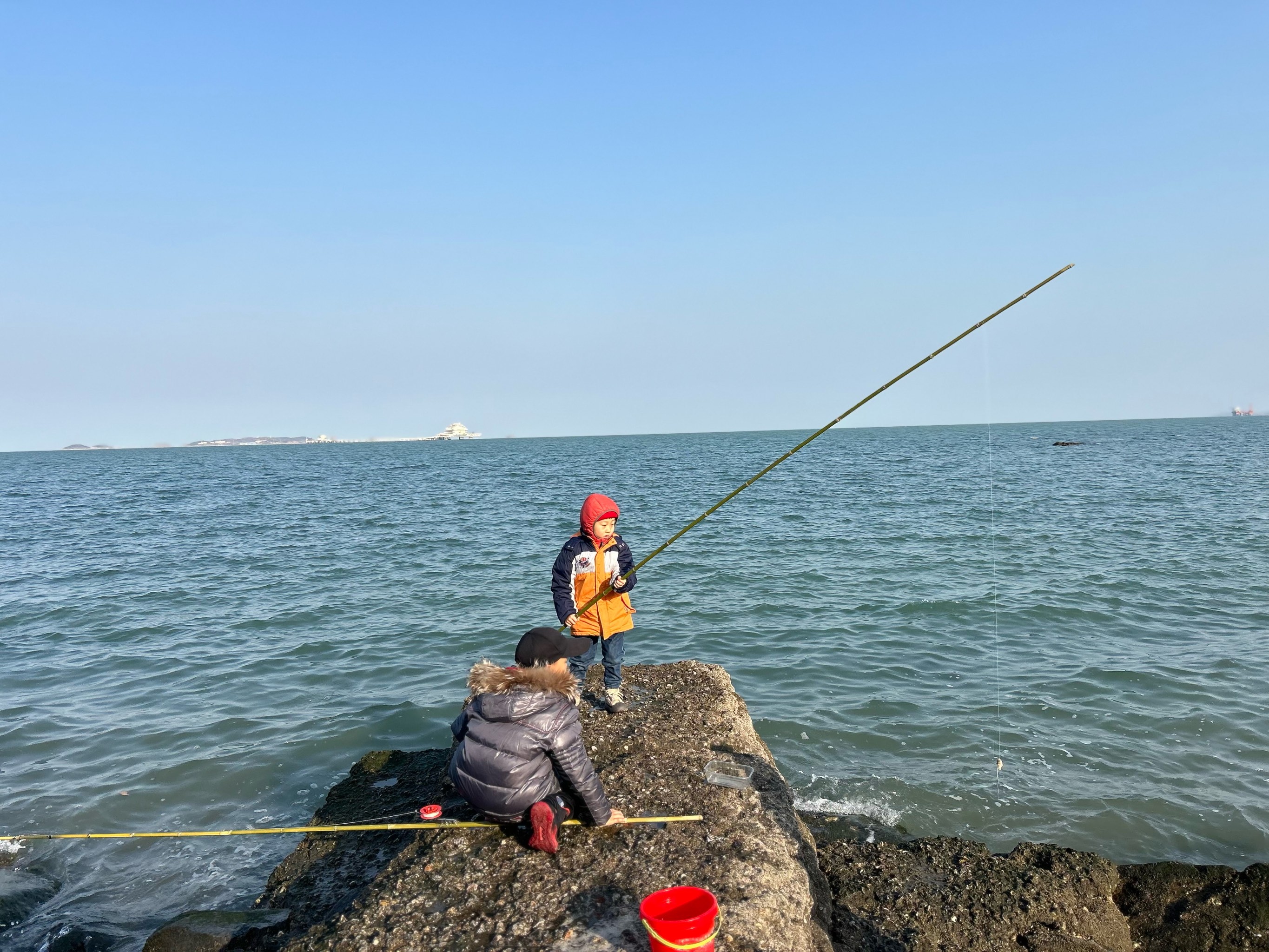 坐船出大海钓鱼细节(坐船海钓视频)