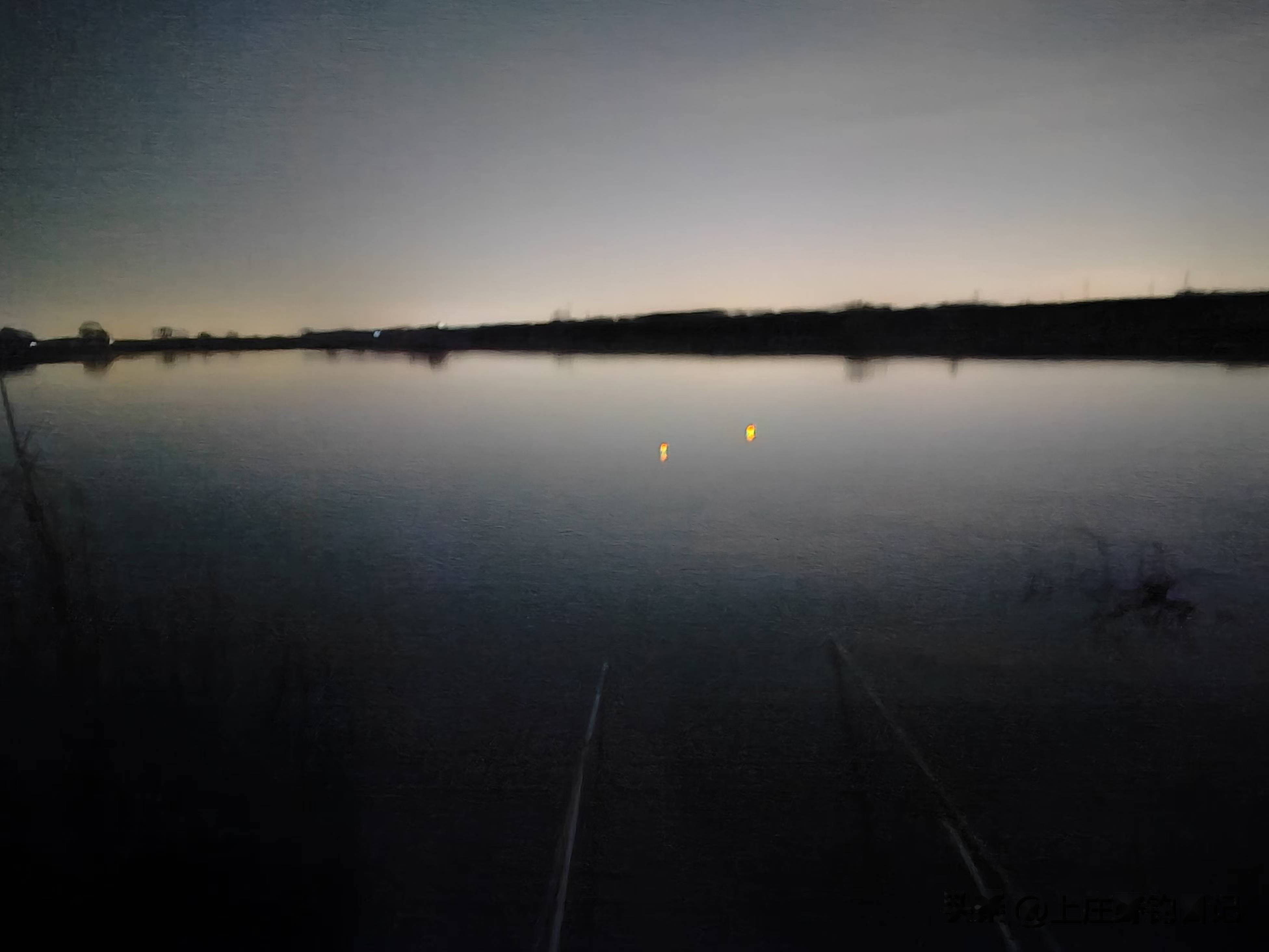 夏天水库夜晚钓鱼技巧(夏天水库夜钓深水还是浅水)