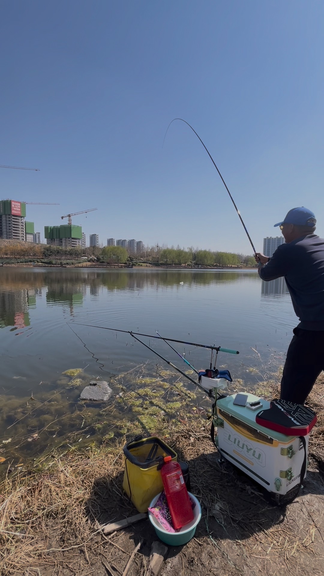 大风天抛竿钓鲶鱼技巧(大风天钓鲢鳙怎么钓) 大风天抛竿钓鲶鱼技巧(大风天钓鲢鳙怎么钓)