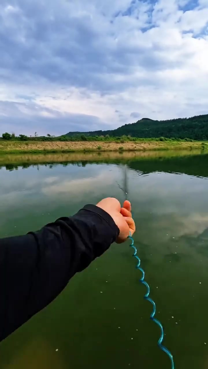 春季野河钓鱼技巧视频(春季野河钓鱼怎么选钓位)