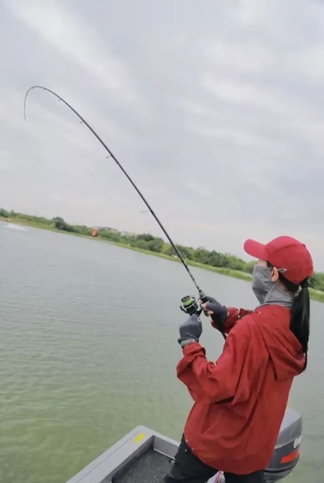 钢城路亚垂钓(路亚钓鲫鱼用视频教程)