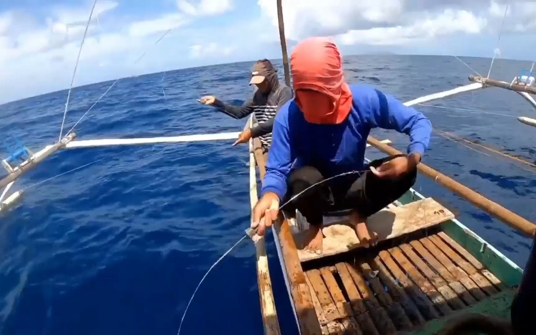 外国船上疯狂海钓视频(海钓船上钓鱼视频)