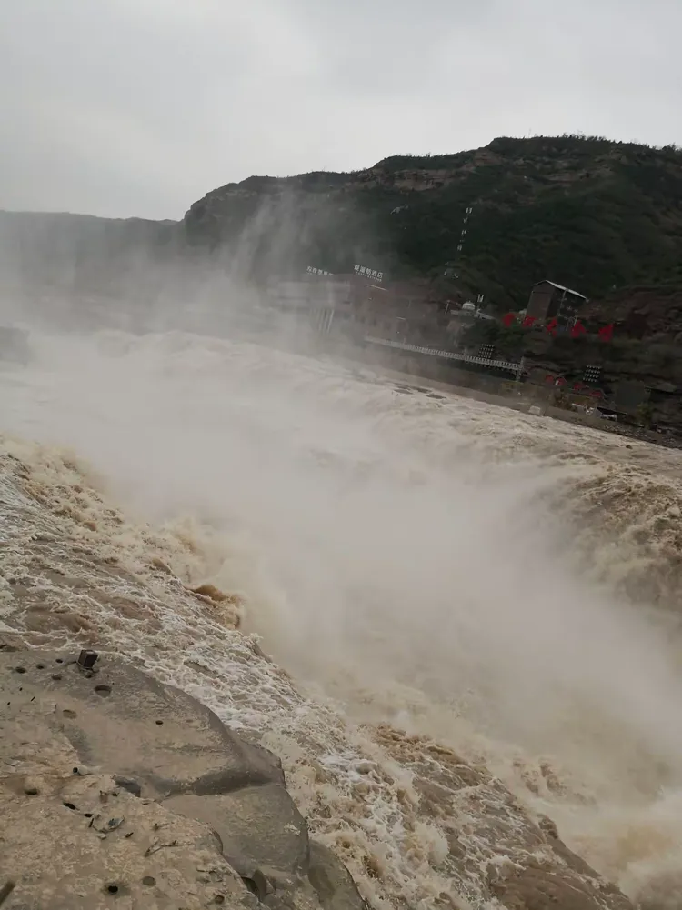 江河漩涡逃生技巧(河流里的漩涡是如何形成的)